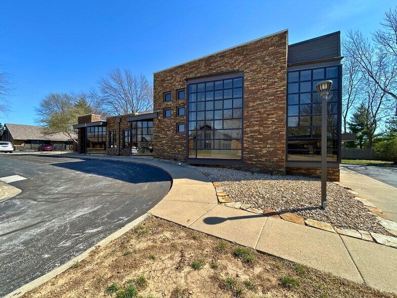 1200 E Woodhurst Dr, Springfield, MO à vendre - Photo de l’immeuble – Image 3 sur 15