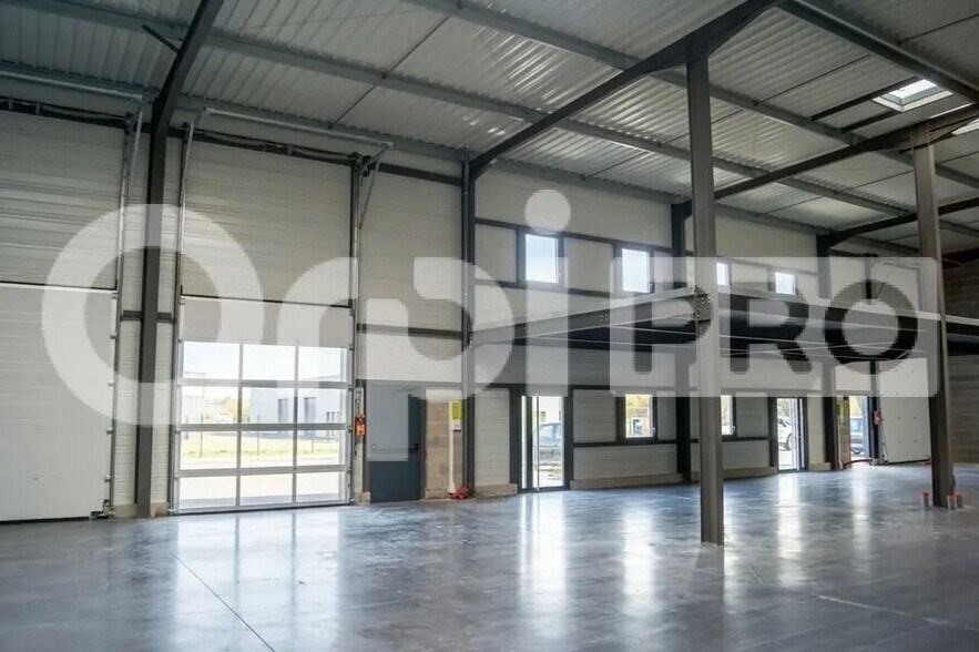 Local d'activités dans Saint-Rémy à vendre - Photo de l’immeuble – Image 2 sur 6