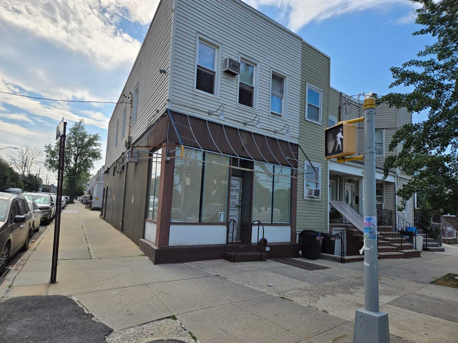 6746 80th St, Middle Village, NY à vendre Photo principale– Image 1 sur 8