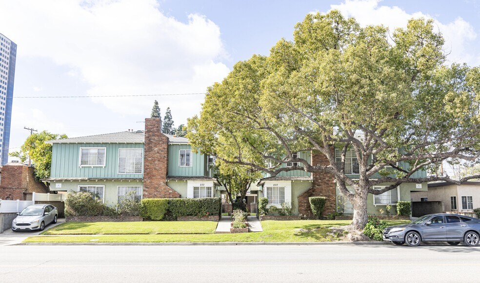 233 N Hollywood Way, Burbank, CA à vendre - Photo principale – Image 1 sur 44