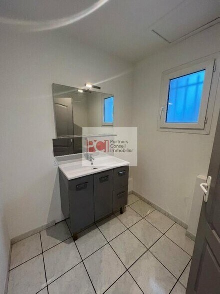 Bureau dans Nîmes à louer - Photo intérieure – Image 2 sur 3