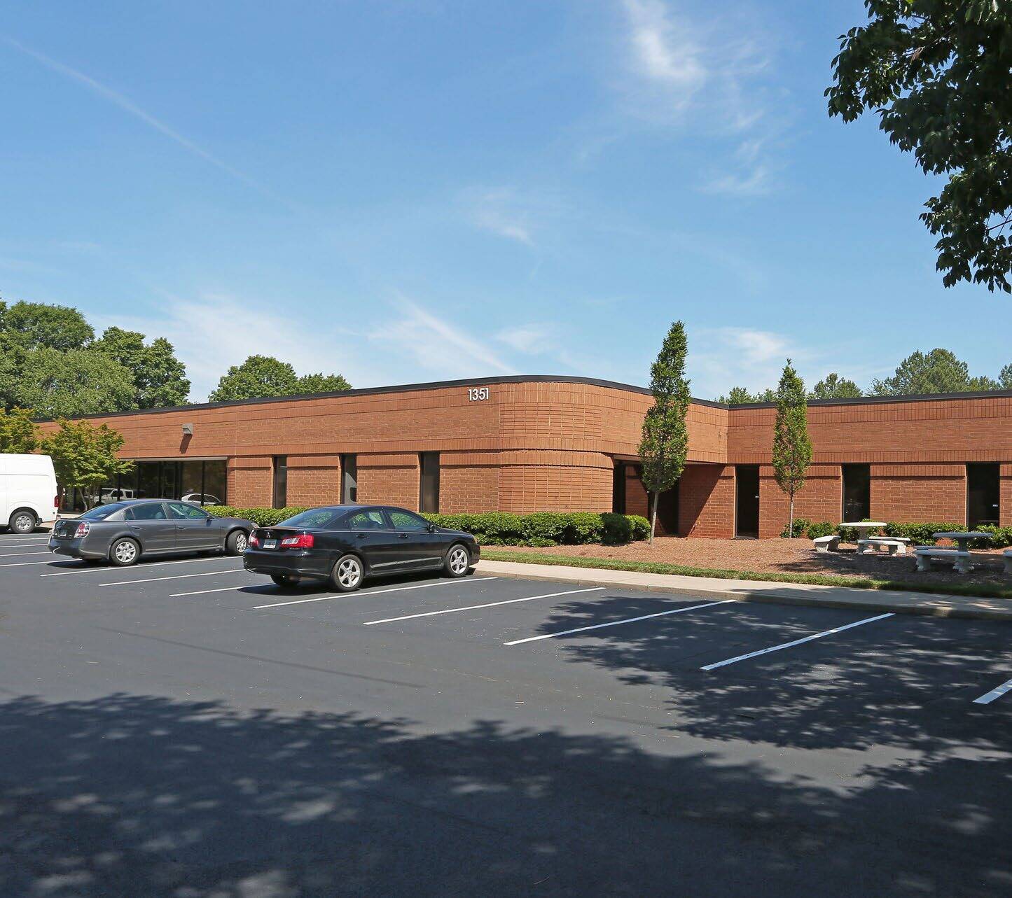 1351 Oakbrook Dr, Norcross, GA à louer Photo de l’immeuble– Image 1 sur 2