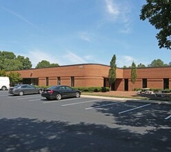 1351 Oakbrook Dr, Norcross, GA à louer Photo de l’immeuble– Image 1 sur 2