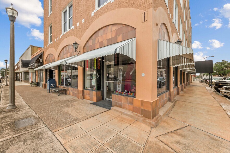 104 E North St, Uvalde, TX à vendre - Photo de l’immeuble – Image 2 sur 6