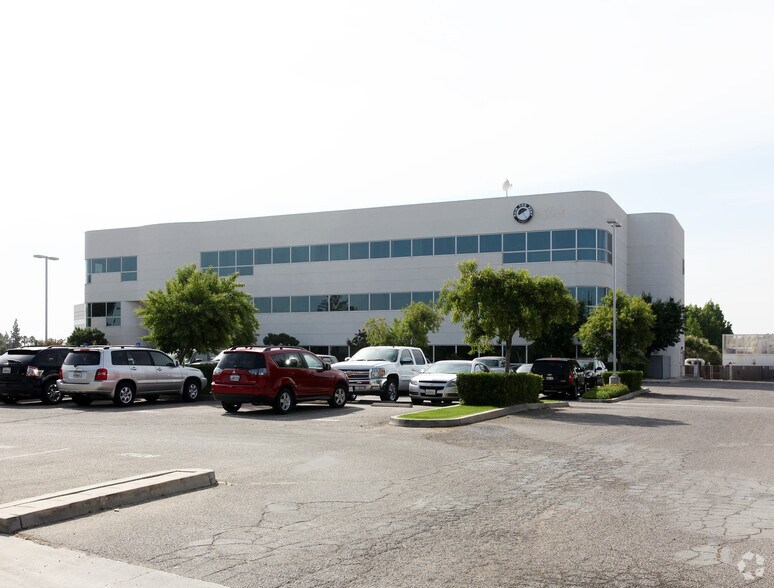 5101 Office Park Dr, Bakersfield, CA à louer - Photo principale – Image 1 sur 16