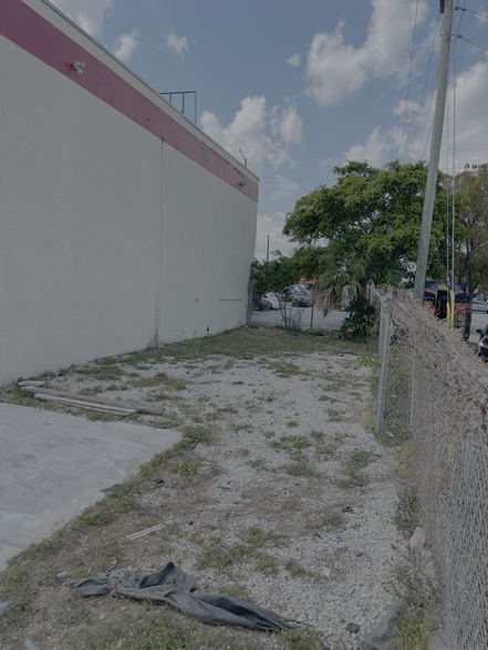 672 NW 118th St, Miami, FL à louer - Photo de l’immeuble – Image 3 sur 10