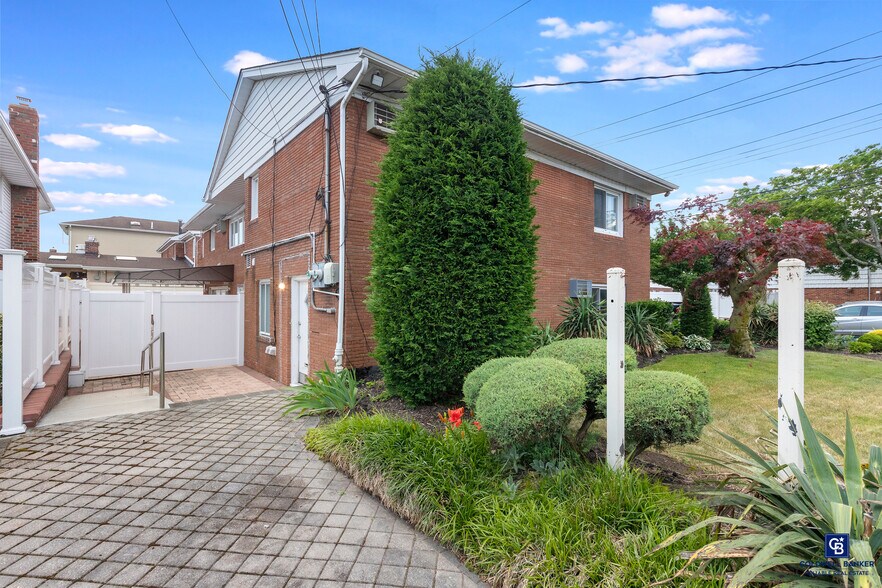 163-05 91st St, Howard Beach, NY à louer - Photo de l’immeuble – Image 1 sur 8