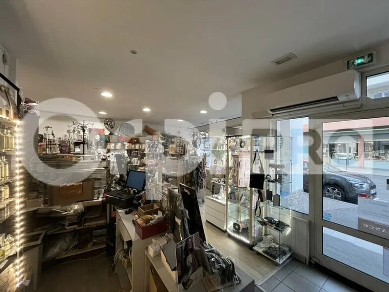 Local commercial dans Mions à louer - Photo de l’immeuble – Image 1 sur 6