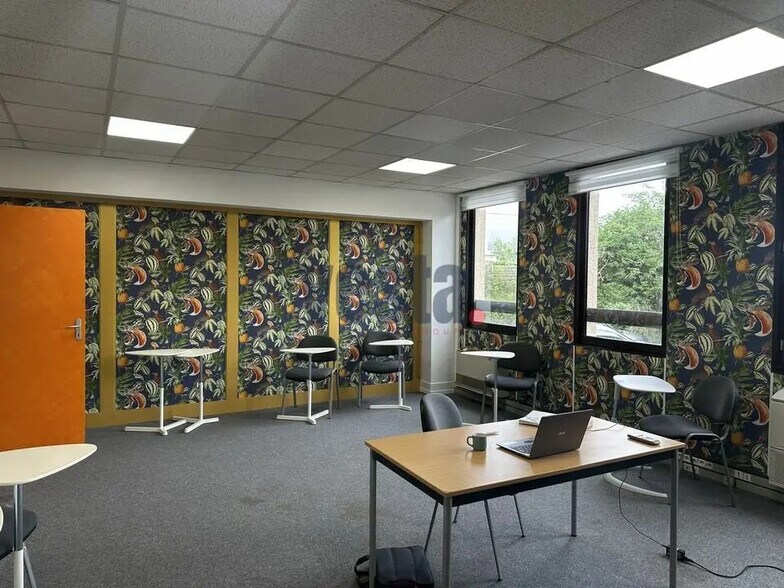 Bureau dans Champagne-au-Mont-d'Or à vendre - Photo intérieure – Image 2 sur 7