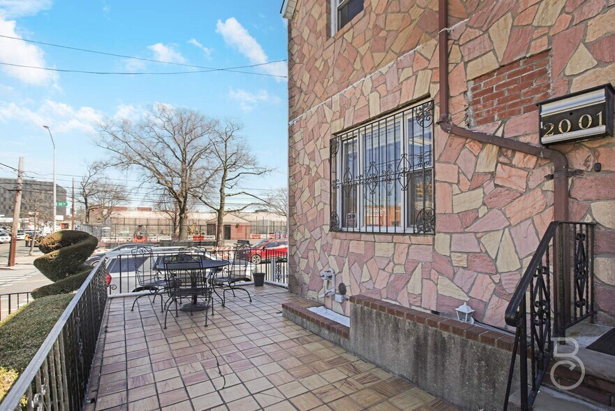 2001 37th St, Astoria, NY à vendre - Photo de l’immeuble – Image 3 sur 21