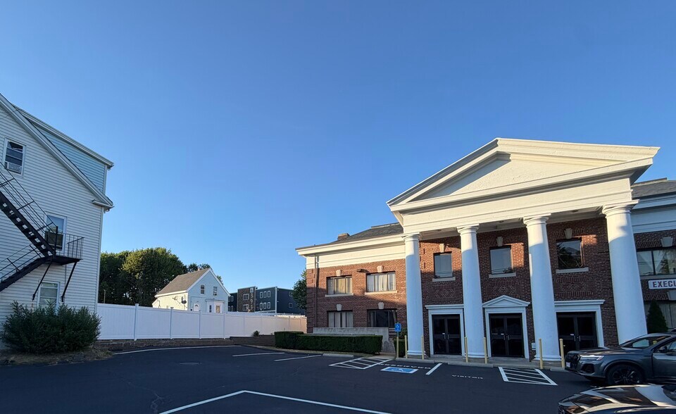 385 Court St, Plymouth, MA à louer - Photo de l’immeuble – Image 2 sur 7