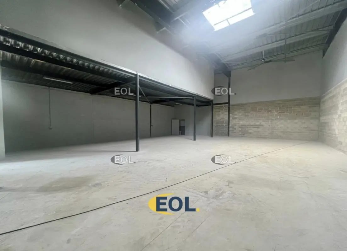 Industriel/Logistique dans Villeneuve-sous-Dammartin à louer Photo de l’immeuble– Image 1 sur 5