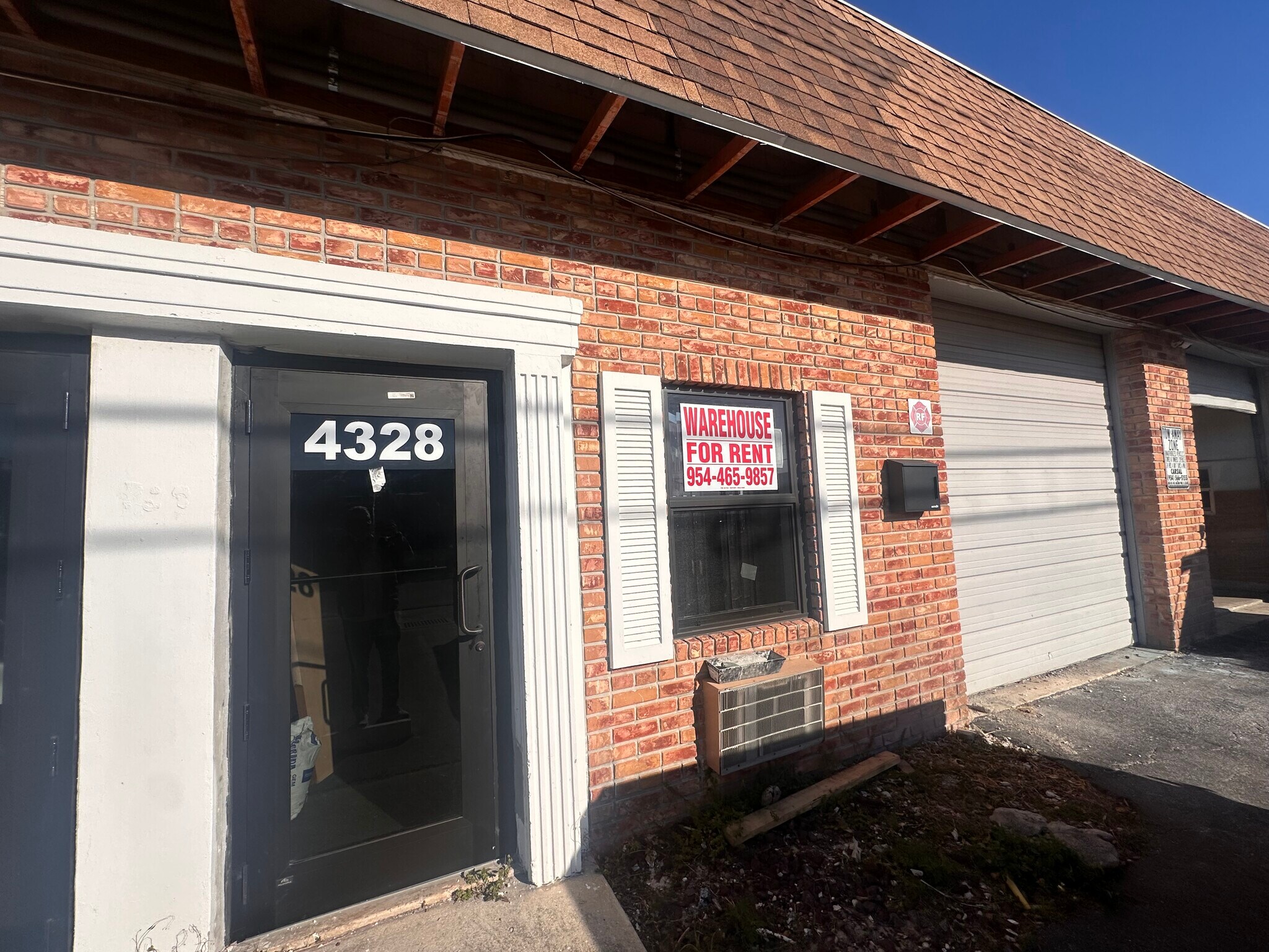 4324-4340 NE 11th Ave, Oakland Park, FL à louer Photo de l’immeuble– Image 1 sur 1