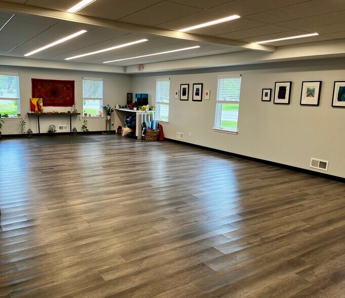 790 Ayrault Rd, Fairport, NY à louer - Photo intérieure – Image 2 sur 9