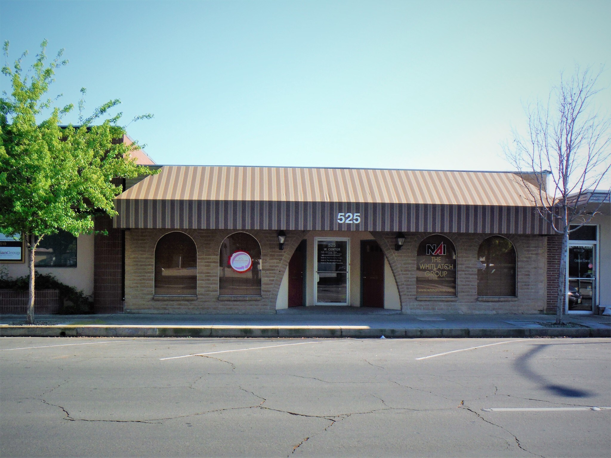 525 W Center Ave, Visalia, CA à louer Photo principale– Image 1 sur 7
