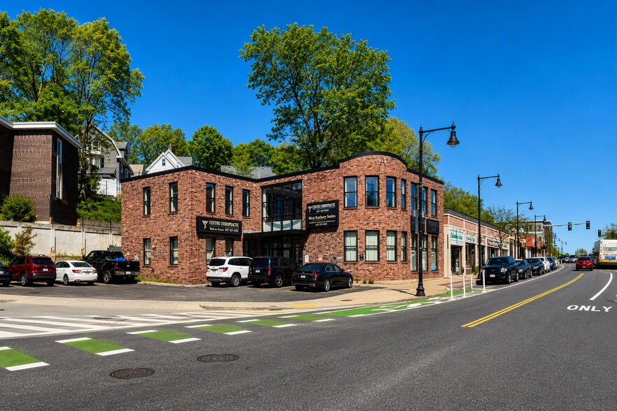 1765 Centre St, West Roxbury, MA à vendre - Photo de l’immeuble – Image 2 sur 7