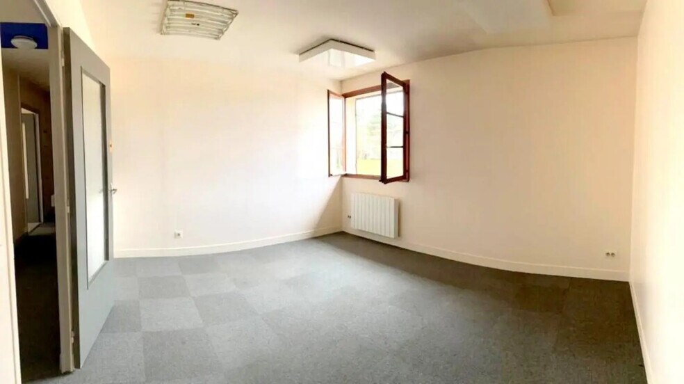 Bureau dans Plaisir à louer - Photo de l’immeuble – Image 2 sur 5