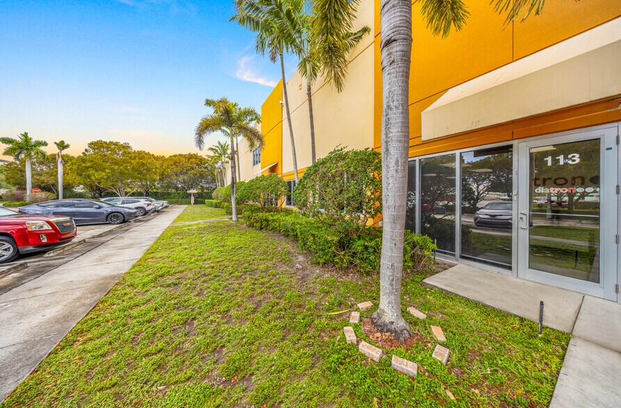 12601 NW 115th Ave, Medley, FL à louer - Photo de l’immeuble – Image 1 sur 20