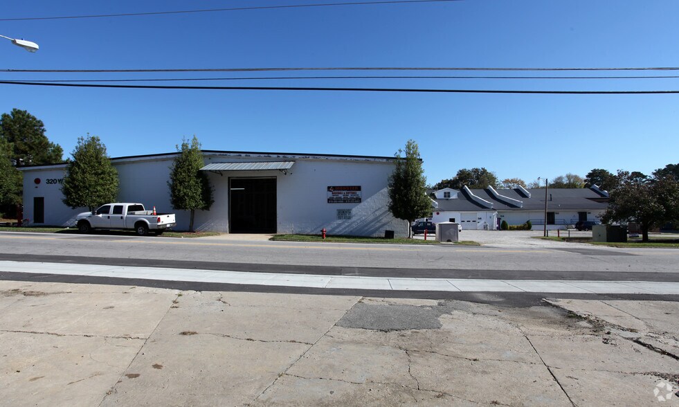 308-320 W Main St, Clayton, NC à louer - Photo de l’immeuble – Image 2 sur 6