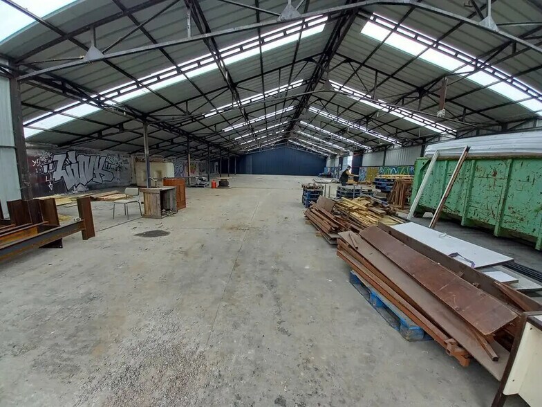 Local d’activités dans Touffréville à louer - Photo de l’immeuble – Image 3 sur 5