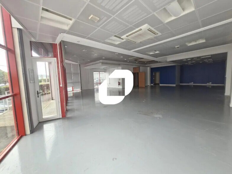 Local d’activités dans Pontault-Combault à louer - Photo de l’immeuble – Image 3 sur 7