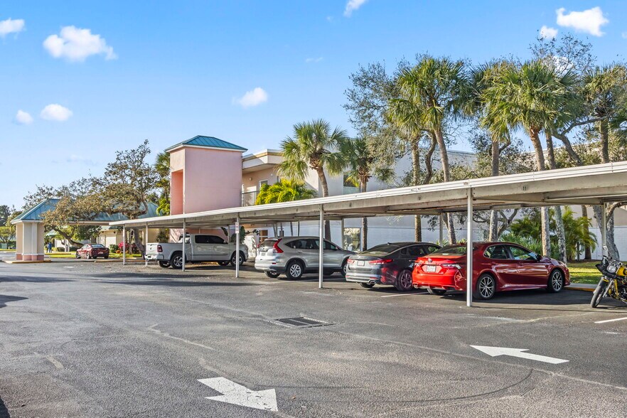 2300 5th Ave, Vero Beach, FL à louer - Photo de l’immeuble – Image 3 sur 6