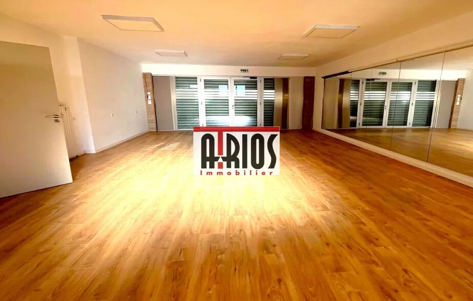 Local d’activités dans Hyères à louer - Photo de l’immeuble – Image 2 sur 4
