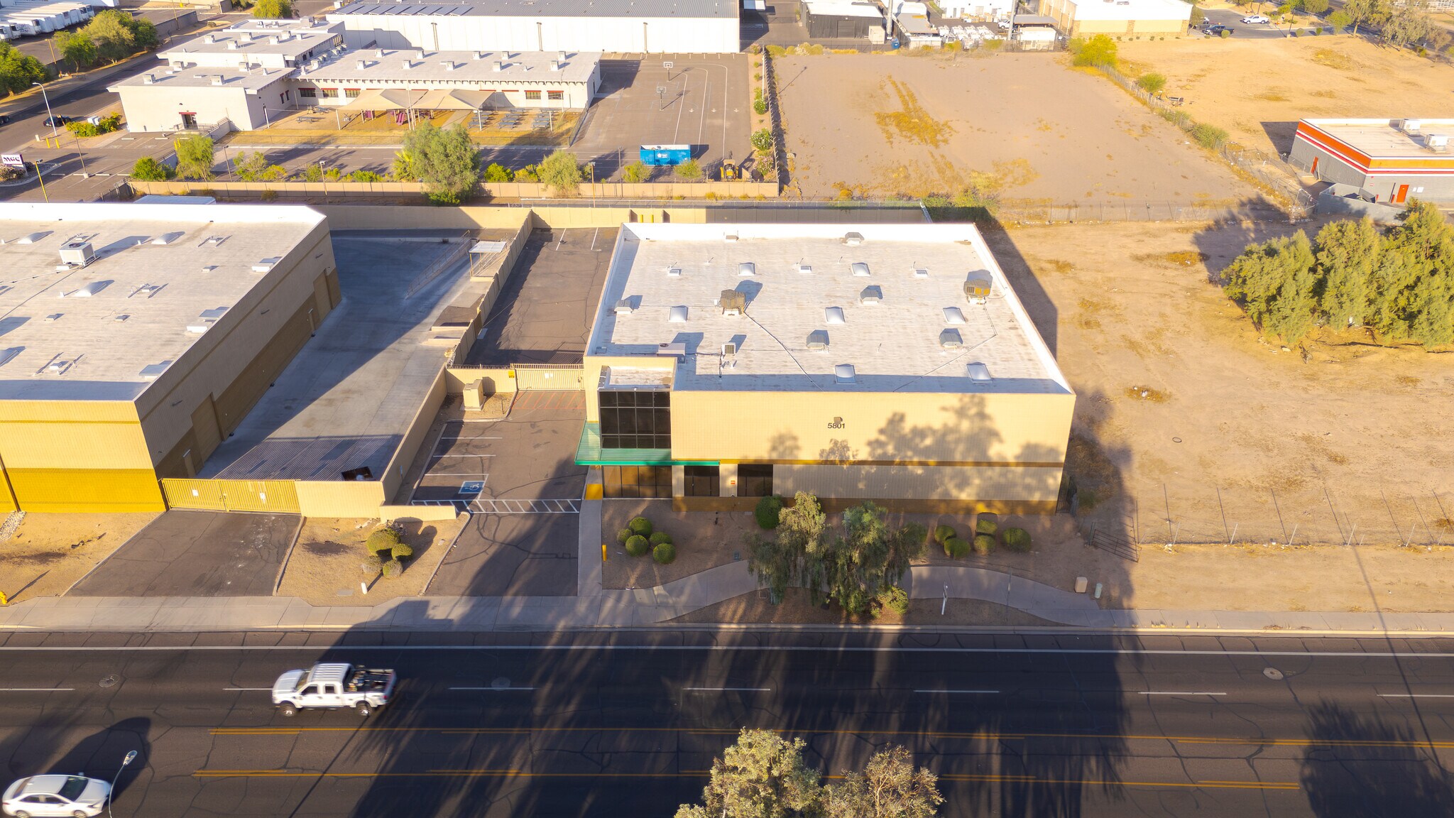 5801 S 24th St, Phoenix, AZ à louer Photo de l’immeuble– Image 1 sur 14