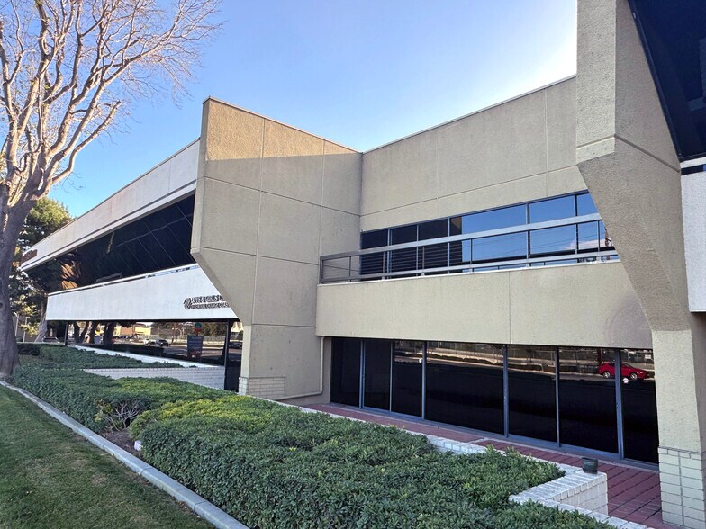 17701 Cowan, Irvine, CA à vendre - Photo de l’immeuble – Image 2 sur 8