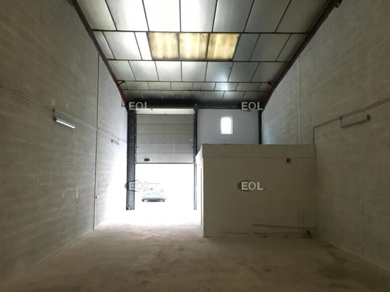 Local d’activités dans Stains à louer - Photo de l’immeuble – Image 2 sur 6