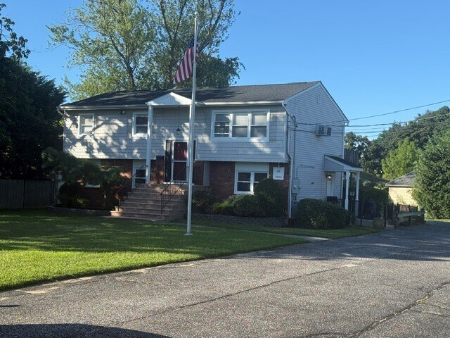 60 Little East Neck Rd, Babylon, NY à louer - Photo de l’immeuble – Image 2 sur 2