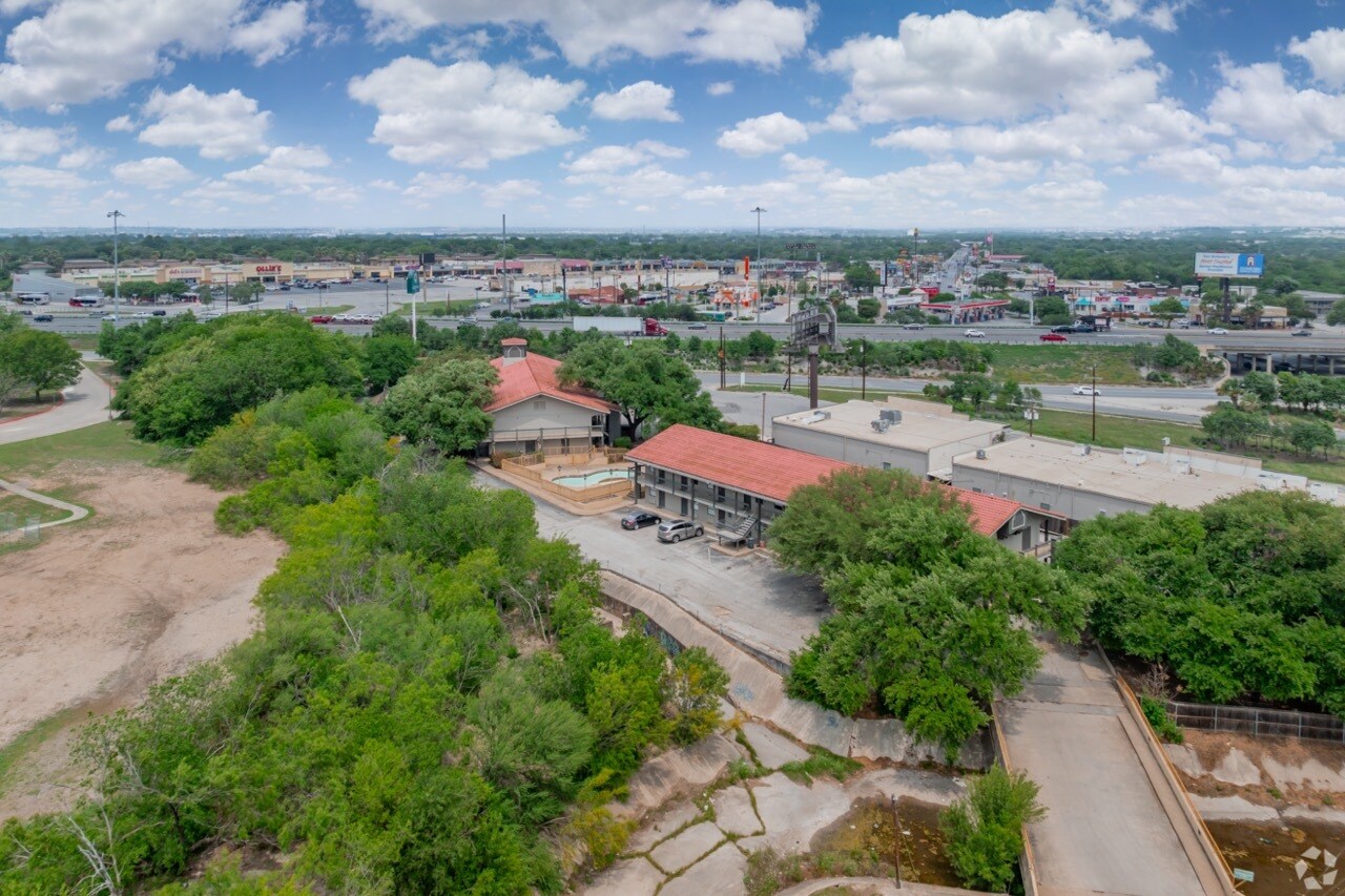 6511 W Military Dr, San Antonio, TX à vendre Photo de l’immeuble– Image 1 sur 35