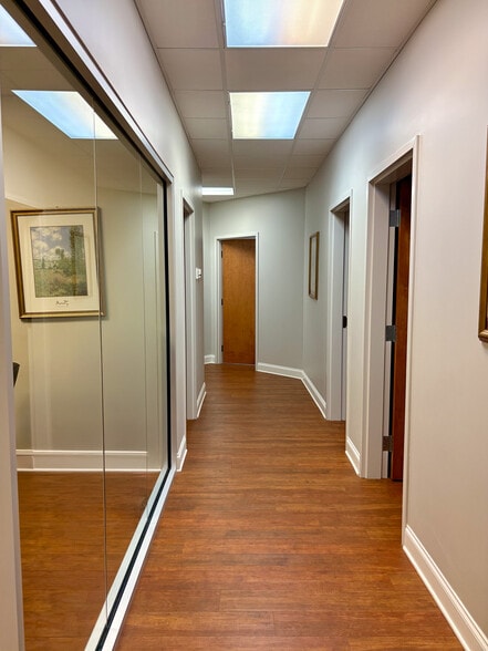 2435 Lynn Rd, Raleigh, NC à vendre - Photo intérieure – Image 3 sur 8