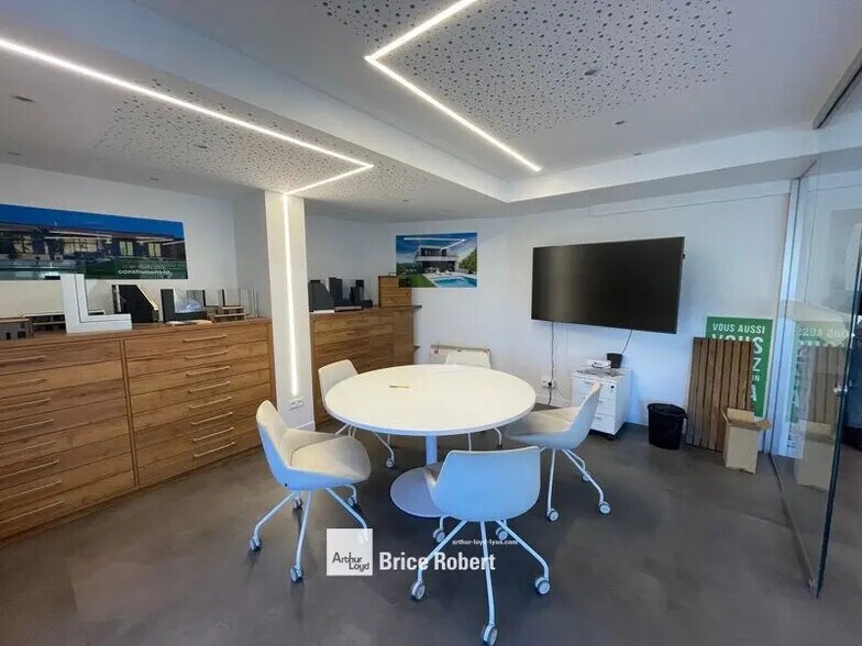 Local commercial dans Champagne-au-Mont-d'Or à louer - Photo intérieure – Image 3 sur 5