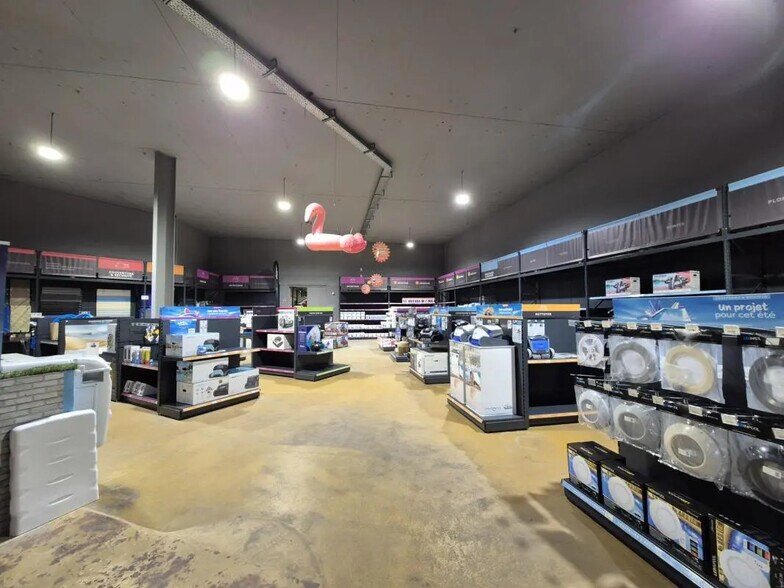 Local commercial dans Saint-Estève à louer - Photo de l’immeuble – Image 3 sur 6