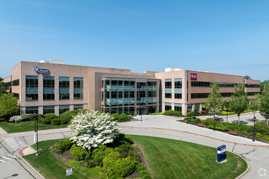100 Waumbec Dr, Dover, NH à louer - Photo de l’immeuble – Image 1 sur 16