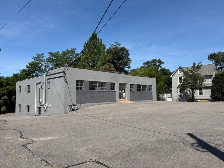 26 Valley Rd, Port Washington, NY à vendre - Photo de l’immeuble – Image 2 sur 6