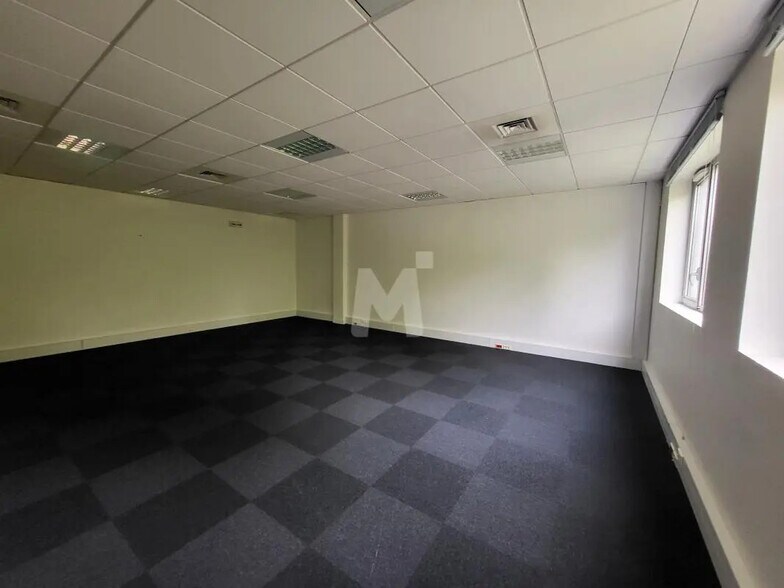 Bureau dans Savigny-le-Temple à louer - Photo intérieure – Image 3 sur 7