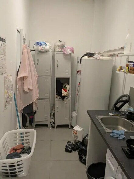 Local commercial dans Villeneuve-Loubet à louer - Photo de l’immeuble – Image 3 sur 4