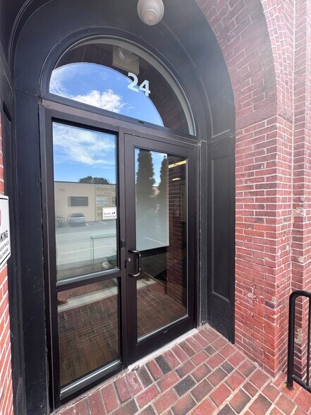 24 Roland St, Charlestown, MA à louer - Photo de l’immeuble – Image 3 sur 17