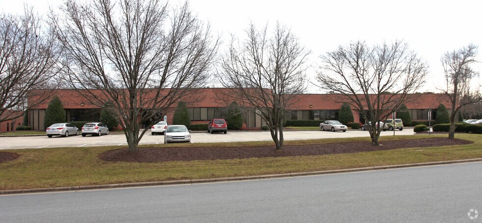 4249 Piedmont Pky, Greensboro, NC à louer - Photo de l’immeuble – Image 3 sur 11