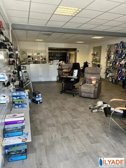 Local commercial dans Trets à louer - Photo intérieure – Image 1 sur 6