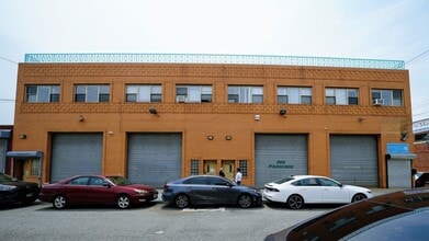 58-06 57th Rd, Maspeth, NY à louer Photo de l’immeuble– Image 1 sur 11