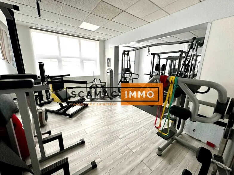 Local d'activités dans Croissy-Beaubourg à vendre - Photo de l’immeuble – Image 3 sur 6