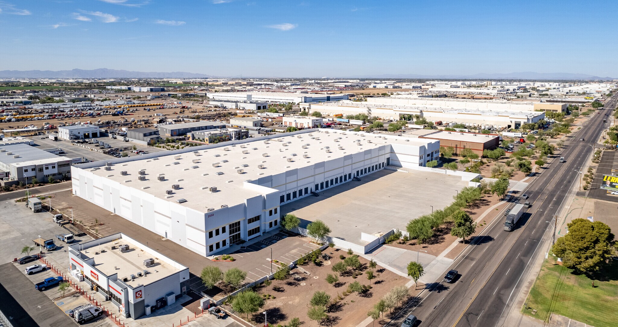 2550 S 51st Ave, Phoenix, AZ à louer Photo de l’immeuble– Image 1 sur 5