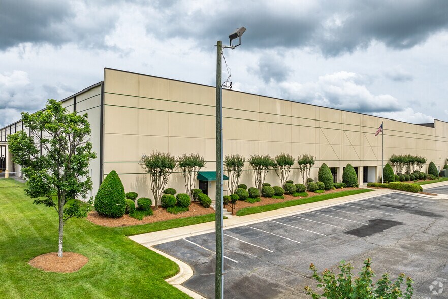 210 N Pendleton St, High Point, NC à louer - Photo de l’immeuble – Image 2 sur 5