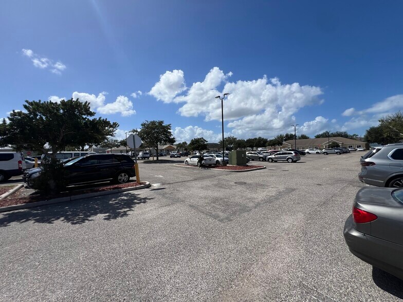 13135 Kings Lake Dr, Gibsonton, FL à louer - Photo de l’immeuble – Image 2 sur 12