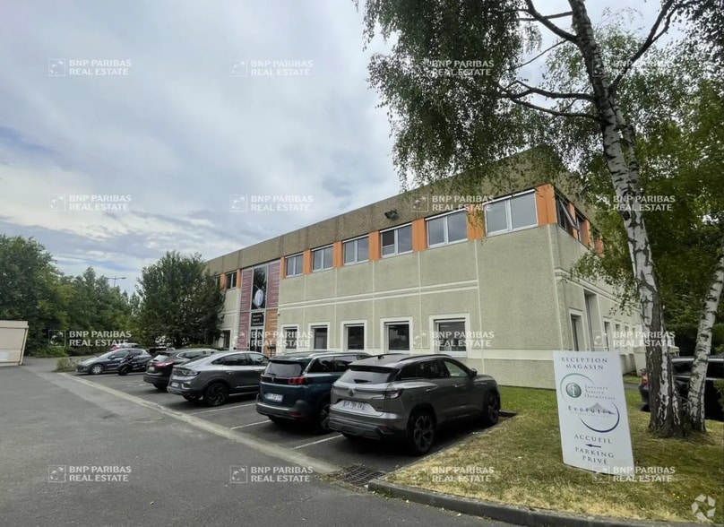 Local d’activités dans Ris-Orangis à louer - Photo de l’immeuble – Image 1 sur 2