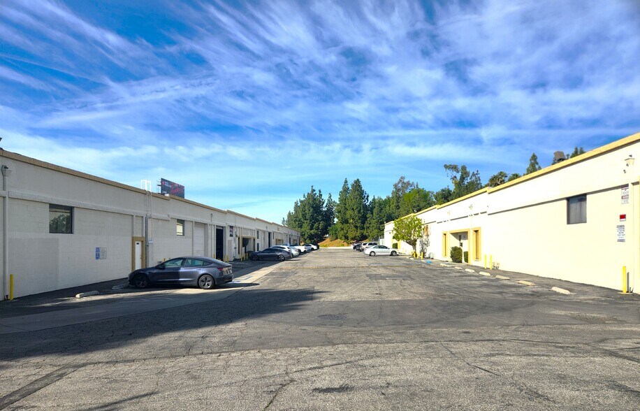 19509-19529 Business Center Dr, Northridge, CA à louer - Photo de l’immeuble – Image 3 sur 5