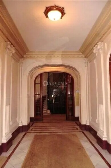 Bureau dans Paris à louer - Hall d’entrée – Image 2 sur 12